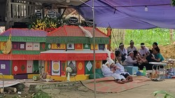 Quan tài đặt trước sân nhà của hai anh em xấu số. Ảnh: Anh Tâm