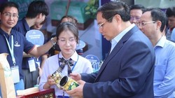 Thủ tướng Phạm Minh Chính trao đổi với 1 bạn sinh viên tại Ngày hội Khởi nghiệp Quốc gia của học sinh, sinh viên.