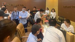 Người dân xếp hàng kín chờ mua vàng tại Agribank Chi nhánh Láng Hạ.