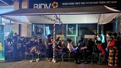 Người dân "lăn lê" từ tờ mờ sáng để chờ đến lượt mua vàng. Ảnh: PT.