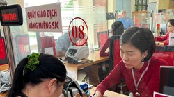 Khách hàng nhận vàng tại một điểm giao dịch vàng miếng của Agribank. Ảnh: Agribank.