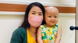 Mẹ đơn thân nửa đêm livestream bán hàng trong bệnh viện để nuôi con bị ung thư