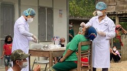 Cán bộ y tế ở huyện Kỳ Sơn, Nghệ An lấy mẫu đối với những người liên quan đến ca bệnh. Ảnh: Vnexpress
