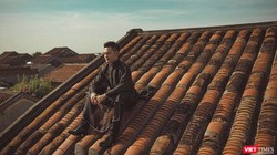 Ca sĩ Đức Tuấn ngồi trên mái nhà tại phố cổ Hội An (ảnh đăng trên Facebook nhân vật)