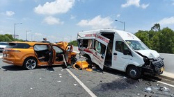 Hiện trường vụ TNGT trên cao tốc Hà Nội - Hải Phòng làm 2 người tử vong, 8 người bị thương.