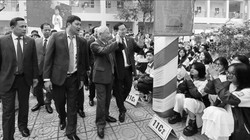 Tổng Bí thư Nguyễn Phú Trọng chào toàn thể học sinh trong trường THPT Nguyễn Gia Thiều. Ảnh: TTXVN 