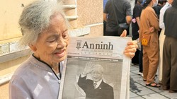  Xúc động cụ bà tóc bạc trắng đến tiễn đưa Tổng Bí thư Nguyễn Phú Trọng