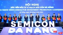 Lãnh đạo TP Đà Nẵng trao chứng nhận cho các đơn vị tại Ngày Vi mạch bán dẫn Đà Nẵng năm 2024