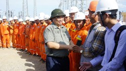 Thủ tướng Chính phủ Phạm Minh Chính thăm hỏi và tặng quà cán bộ kỹ sư, công nhân lao động đang thi công tại Trạm biến áp 500kV Thanh Hóa. 