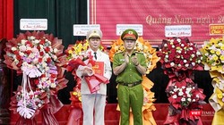 Thiếu tướng Nguyễn Hữu Hợp (bìa trái) tại buổi lễ nhận quyết định giữ chức Giám đốc Công an tỉnh Quảng Nam. 