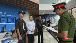 Cơ quan CSĐT Công an TP Đà Nẵng tống đạt quyết định khởi tố vụ án, khởi tố bị can và thực hiện lệnh bắt tạm giam đối với Nguyễn Quang Hoàng, Tổng giám đốc Công ty TNHH MTV Tư vấn đầu tư GFDI. Ảnh: CATP