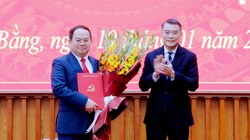 Bí thư Trung ương Đảng, Trưởng Ban Tổ chức Trung ương Lê Minh Hưng trao quyết định cho tân Bí thư Tỉnh ủy Cao Bằng Quản Minh Cường.