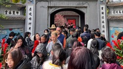 Đền Ngọc Sơn chật cứng người đi lễ đầu năm