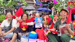 Vỉa hè thành sân khấu, người dân hát vang ca khúc "Như có Bác Hồ trong ngày vui đại thắng"