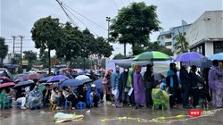 Cảnh tượng chưa dừng: Biển người đội mưa chờ nộp hồ sơ mua nhà ở xã hội Kim Chung