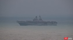 Chiều 8/12, siêu tàu tấn công đổ bộ USS Tripoli (LHA-7) của Hải quân Mỹ đã xuất hiện trên vịnh Đà Nẵng.