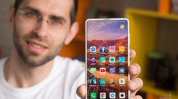 Trên tay chiếc Xiaomi Mi Mix 2s (Ảnh: Phonearena)