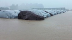 Hình ảnh ghi nhận hàng loạt xe Grand i10 bị ngập tại nhà máy Hyundai ở Gia Viễn, Ninh Bình