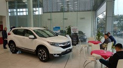 Mẫu Honda CR-V mới dù bị đẩy giá thêm 150 triệu nhưng khách hàng muốn mua vẫn phải thêm tiền để lắp phụ kiện