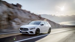  Tổng thể A-Class vẫn như vậy nhưng đường nét nay sắc sảo, rõ ràng hơn  tổng thể A-Class vẫn như vậy nhưng đường nét nay sắc sảo, rõ ràng hơn (Ảnh: Daimler AG)