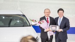 Ông Trần Bá Dương - Chủ tịch Thaco Trường Hải trao tặng chiếc Kia Optima cho HLV trưởng U23 Việt Nam 