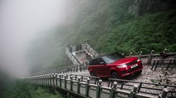 Range Rover Sport P400e sử dụng động cơ xăng Ingenium kết hợp với mô-tơ điện để hoàn thành thử thách của cung đường gian nan