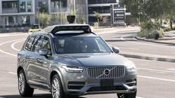 Một chiếc xe tự hành của Uber đang chạy trên đường thuộc bang Arizona, Mỹ (Ảnh: AP)