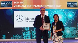 Đại diện Mercedes-Benz Việt Nam nhận giải thưởng Top 10 công ty có môi trường làm việc tốt nhất Việt Nam 