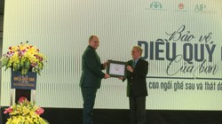 Ông Greig Craft - Chủ tịch Quỹ Phòng chống Thương Vong Châu Á trao giấy chứng nhận cho GM Việt Nam trong việc tham gia vào các hoạt động an toàn giao thông.