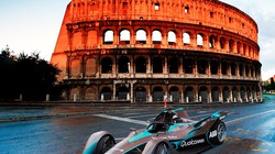 Mẫu xe đua thể thao Formula E Gen2 của Porsche tại Rome