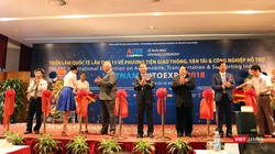 Đại diện các Bộ ngành cắt băng khai trương triển lãm Vietnam AutoExpo 2018. 
