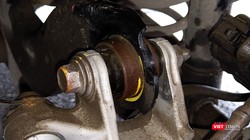 Kỹ sư Lê Văn Tạch cho biết hiện tượng hoen gỉ ở khu vực khớp nối thanh giằng phía bánh sau sẽ bị ảnh hưởng đến hoạt động của khớp khi xe vận hành trên đường xóc nếu nó hoen gỉ quá nhiều.