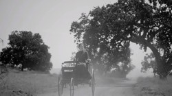 Nhiều người dân Đức đã giật mình khi nhìn thấy Bertha Benz cưỡi trên một cỗ xe không có ngựa mà vẫn có thể chạy được trên đường (Ảnh từ video) 