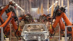 Cánh tay robot hoạt động trên dây chuyền sản xuất bên trong nhà máy VW ở Đức. (Ảnh: Bloomberg)
