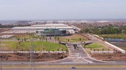 Tổ hợp nhà máy sản xuất ô tô, xe máy điện VinFast nhìn từ trên cao.