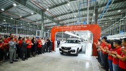 Chiếc ô tô Made in Việt Nam đầu tiên ra mắt sau 18 tháng thần tốc là nỗ lực đêm ngày của đội ngũ cán bộ nhân viên VinFast.