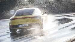 Chế độ lái Wet Mode giờ đây đã trở thành trang bị tiêu chuẩn trên tất cả các phiên bản của Porsche 911 thế hệ mới.