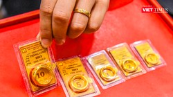 Vàng miếng SJC đồng loạt giảm mức niêm yết 400.000 đồng/lượng trong phiên sáng thứ hai. Ảnh minh hoạ.