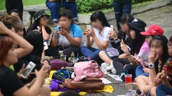 Đã là sinh viên, ai cũng phải có điện thoại thông minh. (ảnh: báo Tuổi Trẻ)