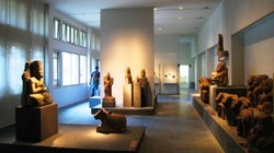 Các hiện vật trưng bày tại Bảo tàng Điêu khắc Chăm ở Đà Nẵng. Ảnh: website Bảo tàng Điêu khắc Chăm