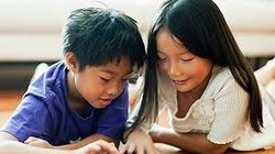 Không nên cho trẻ em tiếp xúc quá sớm với điện thoại thông minh và máy tính bảng. Ảnh: Tiền Phong