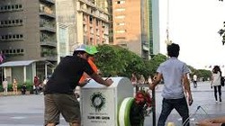 Rất cần có những thùng rác thông minh biết nói lời "cảm ơn" với người cho rác bên cạnh những thùng rác kiểu cũ. Ảnh: Hoa Học Trò