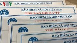 Trong năm 2018, thẻ bảo hiểm y tế bằng giấy sẽ được chuyển sang thẻ điện tử. Ảnh: VietnamNet