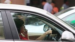 Sử dụng điện thoại trong khi lái xe là nguy cơ dẫn đến tai nạn. ảnh: Dân Trí