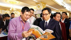 Phó Thủ tướng Vũ Đức Đam thăm gian hàng của OIC tại triển lãm Techfest 2016. (Ảnh do nhân vật cung cấp)