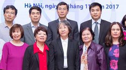 Bác sĩ Hoàng Minh Châu - Chủ tịch Hội Nhãn khoa Hà Nội (đứng giữa) cùng các đồng nghiệp trong Ban chấp hành. (Ảnh: Vietcan)