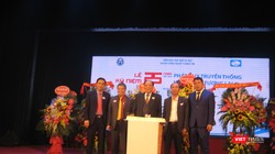 5 thế hệ lãnh đạo của Khoa CNTT Viện Đại học Mở Hà Nội. GS Thái Thanh Sơn (đứng giữa), trưởng khoa đầu tiên. TS Trương Tiến Tùng (bên trái), Viện trưởng Viện Đại học Mở Hà Nội