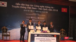 Bộ trưởng You Young Min và Thứ trưởng Nguyễn Minh Hồng chứng kiến sự ký kết hợp tác của Access Montion (Hàn Quốc) với 2 đối tác Việt Nam là Mobifone và Tripath