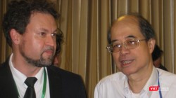 Ông Nguyễn Viện Hải - Phó viện trưởng Viện Nghiên cứu Công nghệ VINASA (bên phải) và ông Sergey Polyakov - trưởng đoàn doanh nghiệp CNTT của Nga tại Vietnam Expo 2018