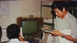 TS Nguyễn Chí Công (bên phải) người đã tham gia nghiên cứu chế tạo máy vi tính VT8x (ảnh: NVCC)